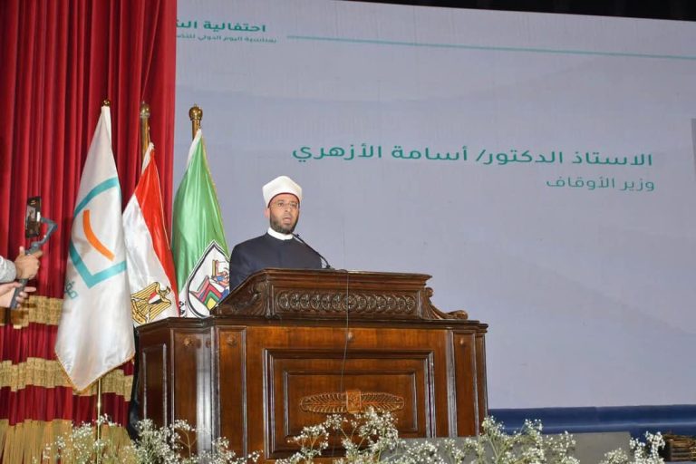 تكريم رئيس جامعة سوهاج بإحتفالية مؤسسة حياة كريمة باليوم الدولي للتضامن الإنساني تقديراً لجهوده البارزة فى المبادرات المجتمعية