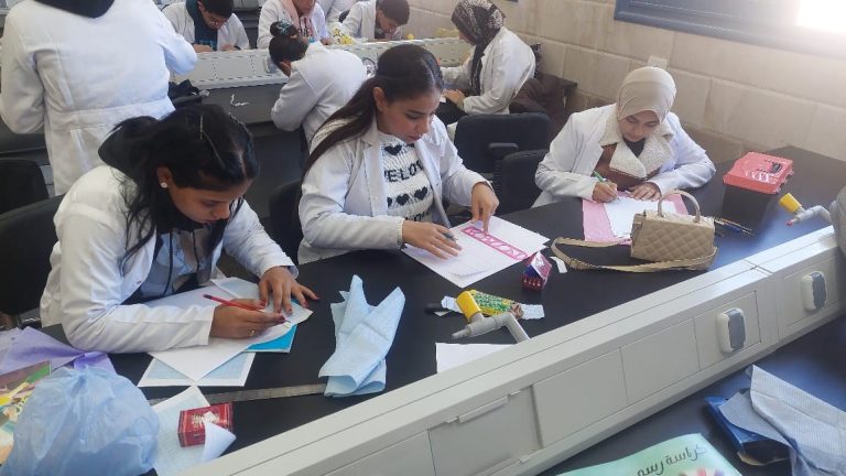 الامتحان العملي لمقرر البيولجيا بكلية طب وجراحة الفم والأسنان