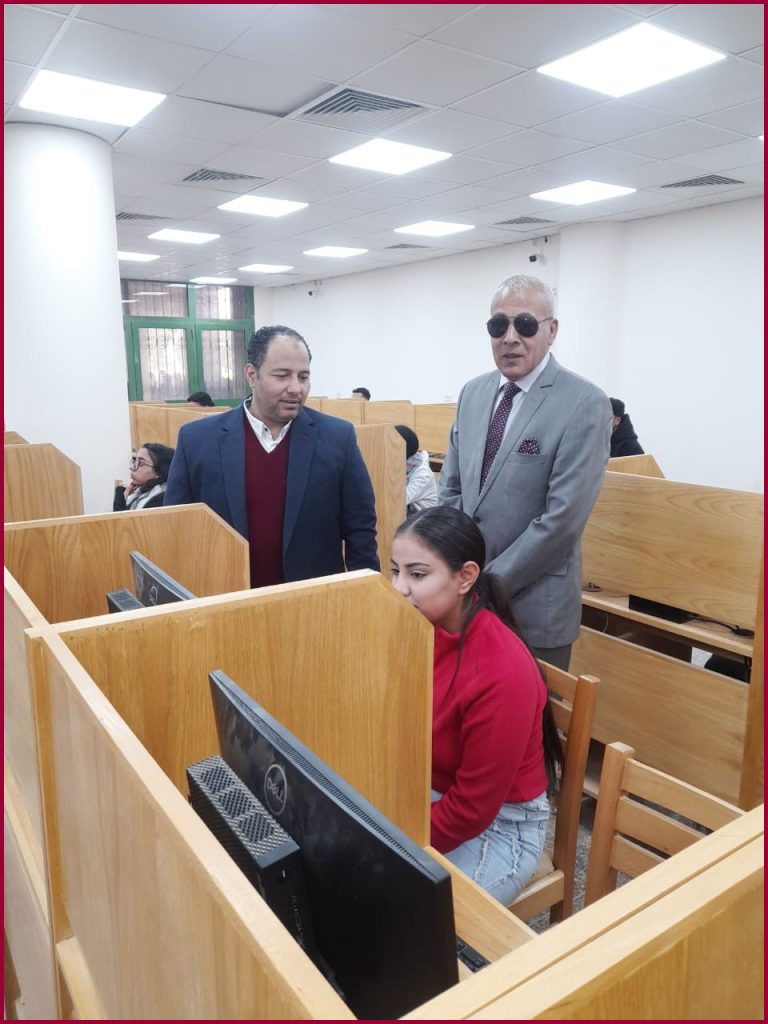 نائب رئيس الجامعة لشئون التعليم والطلاب يتابع سيرالامتحانات لطب اسنان بمركز الاختبارات