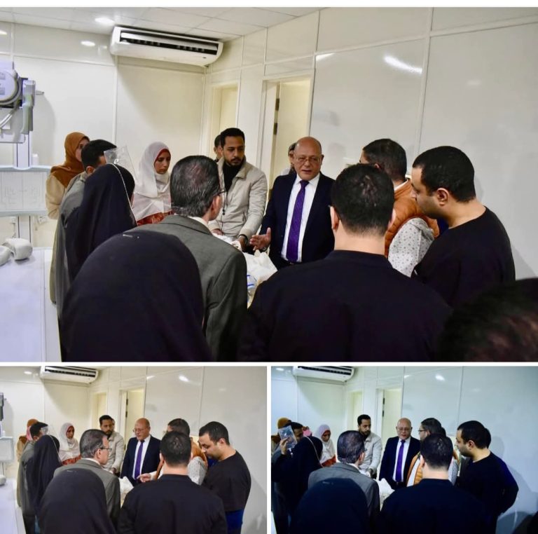 رئيس جامعة سوهاج في زيارة لمستشفي الطوارئ ليطمئن بنفسه علي حالة طالبة سقطت من الطابق الثالث بالمدينة الجامعية