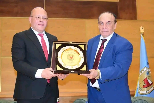 جامعة سوهاج تبدأ الفصل الدراسي الثاني بندوة توعوية للطلاب حول “الأمن القومي المصري التحديات وسبل المواجهة” محاضراً بها اللواء أركان حرب سمير فرج