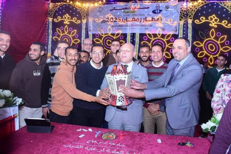 أطول مائدة رمضانية للعام الرابع على التوالي تحت رعاية الدكتور حسان النعماني وتنظمها طلاب من اجل مصر بمشاركة 4000 من منسوبي جامعة سوهاج وممثلي المجتمع المدني