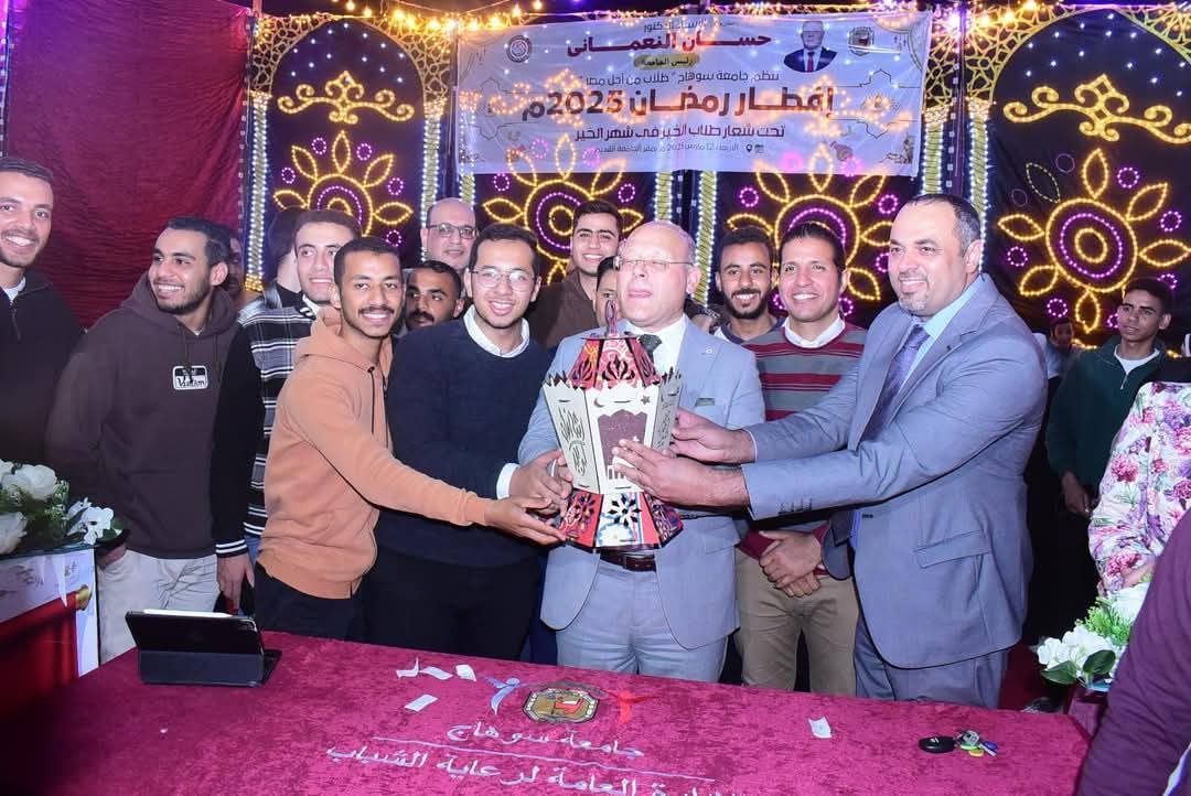 أطول مائدة رمضانية للعام الرابع على التوالي تحت رعاية الدكتور حسان النعماني وتنظمها طلاب من اجل مصر بمشاركة 4000 من منسوبي جامعة سوهاج وممثلي المجتمع المدني
