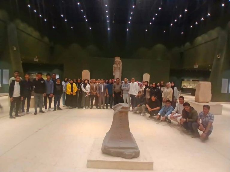 متحف سوهاج القومي يستقبل طلاب كلية الاثار بجامعة بسوهاج في جوله ارشادية للتعرف علي مقتنياته