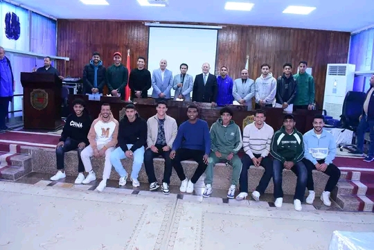 رئيس جامعة سوهاج يكرم الطلاب الفائزين في البطولات الرياضية وأنشطة الجوالة والخدمة العامة