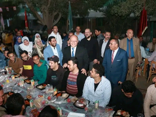 خلال تناوله الإفطار بالمدينة الجامعية رئيس جامعة سوهاج سعادتي تكتمل بتواجدي وسط أبنائي وبناتي الطلاب والطالبات