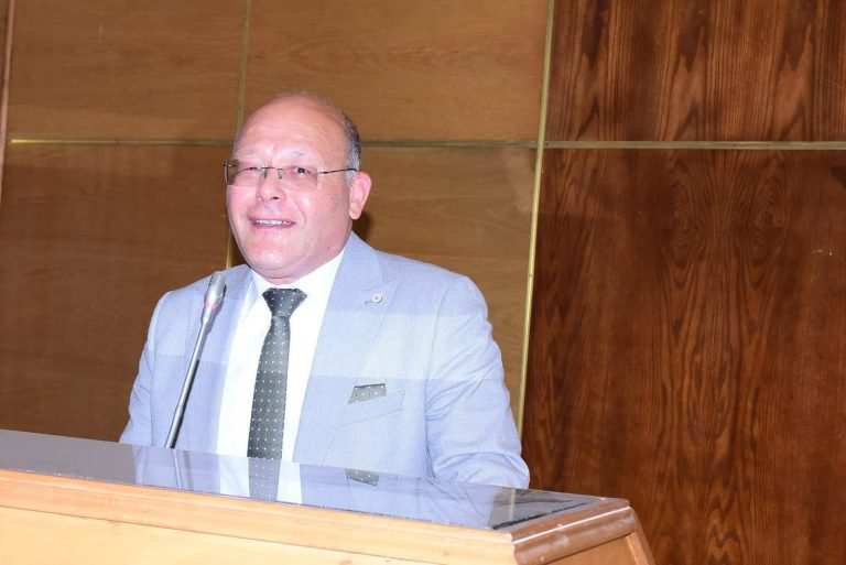 عالم بجامعة سوهاج وفريقه البحثي يخترعوا جهاز لتحلية المياه تعمل بالطاقة الشمسية والدوله المصرية تدعم المشروع ب٥ مليون جنيه