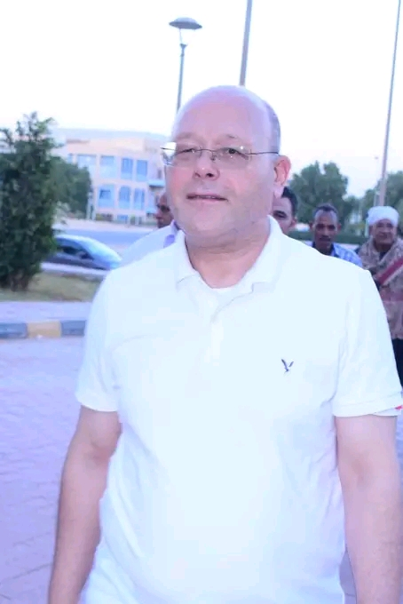 النعماني يتوسط مائدة الافطار الجماعي مع عمال المزرعة وأسرة كلية الزراعة