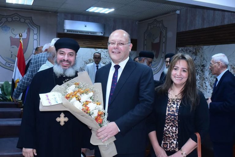 في تقليد سنوي ..وفد من القساوسة يزور جامعة سوهاج لتهنئة النعماني بعيد الفطر المبارك