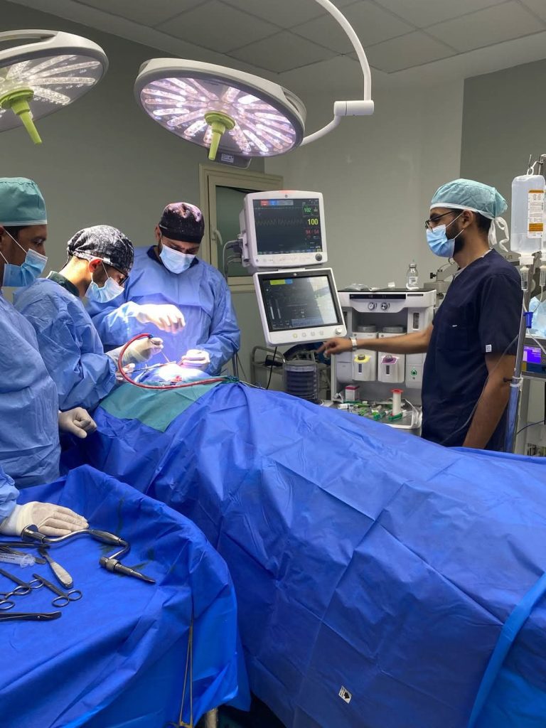 بعد عملية استمرت ٦ ساعات.. مستشفي الطوارئ بسوهاج تنجح فى إنقاذ شاب عقب سقوطه من قمة جبل يبعد حوالي ٤٠٠ متر من سطح الارض