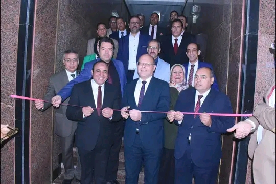 رئيس جامعة سوهاج يتفقد معرض لمنتجات صديقة البيئة يضم فحم نباتي وتصنيع ألياف الموز  على هامش فعاليات المؤتمر البيئي الدولي الثالث