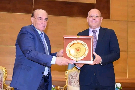 رحله سيناء من التحرير الي التعمير ندوة تثقيفية يلقيها اللواء سمير فرج لابنائه طلاب جامعة سوهاج احتفالا بالعيد ٤٣ لاسترداد ارض الفيروز