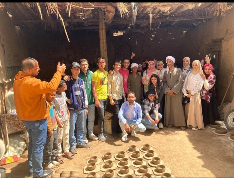 بقرية ام دومه..كلية الآثار بجامعة سوهاج تنظم زيارة ميدانية للطلاب لمصنع الفخار