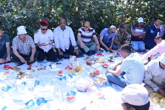 النعماني يتناول الإفطار مع عمال مزرعة جامعة سوهاج بحي الكوثر و يشارك في حصاد ٢٢ فدان قمح آخري ليصل إجمالي ماتم حصاده بمزارع الجامعة ٤٥ فدان قمح