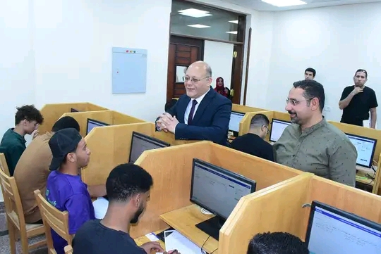 جولات تفقدية لرئيس جامعة سوهاج لمتابعة سير الإمتحانات بكليات الحاسبات والهندسة والحقوق
