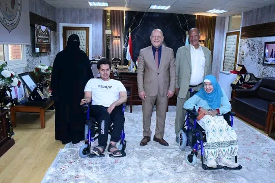 استمرارا لدعم الطلاب ذو الهمم جامعة سوهاج تمنح ٢ كرسي كهربائي متحرك لطالب وطالبة