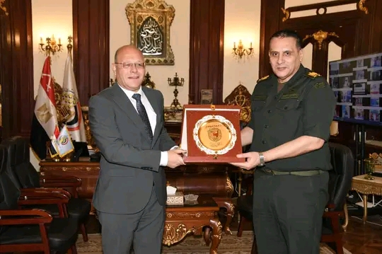 رئيس جامعة سوهاج و مدير إدارة الشئون المعنوية يناقشان تنفيذ برنامج توعوى متكامل لتعزيز الوعي الوطنى لدي الطلاب