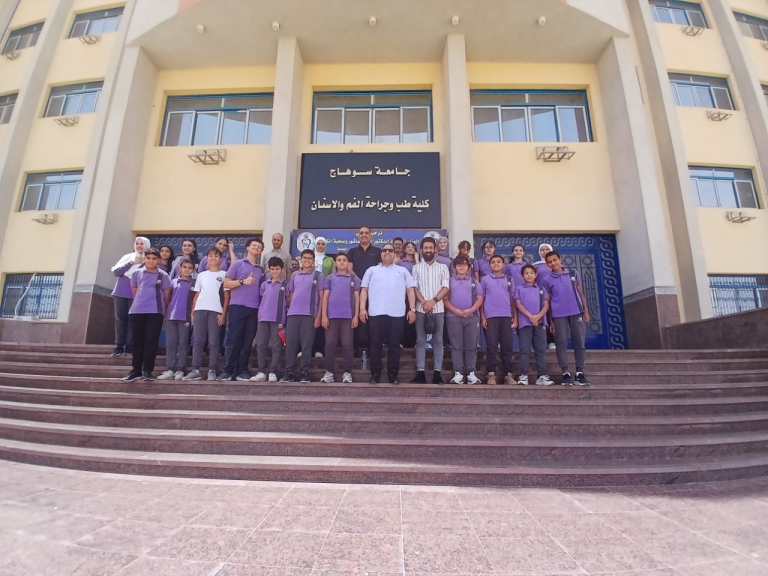 طلاب مدرسة أيليت الدولية بسوهاج الجديده تزور مستشفي طب وجراحة الفم والأسنان