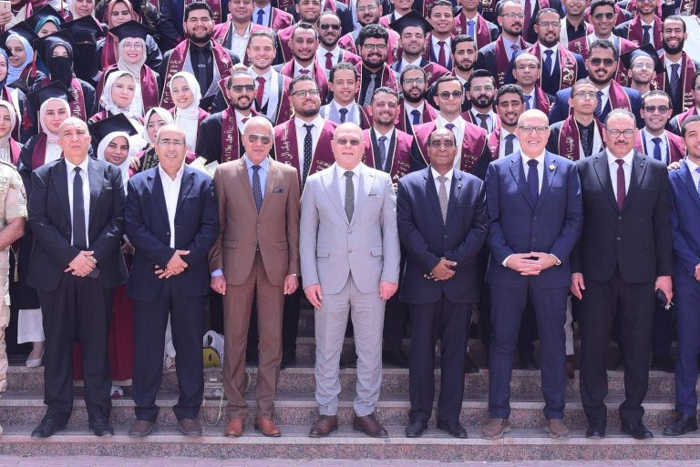 جامعة سوهاج تحتفل بتخريج الدفعة ٢٩ من كلية الطب البشري والنعماني يعلن تعيين ٢٦٩ معيدا وطبيبًا مقيماً بالمستشفيات الجامعية