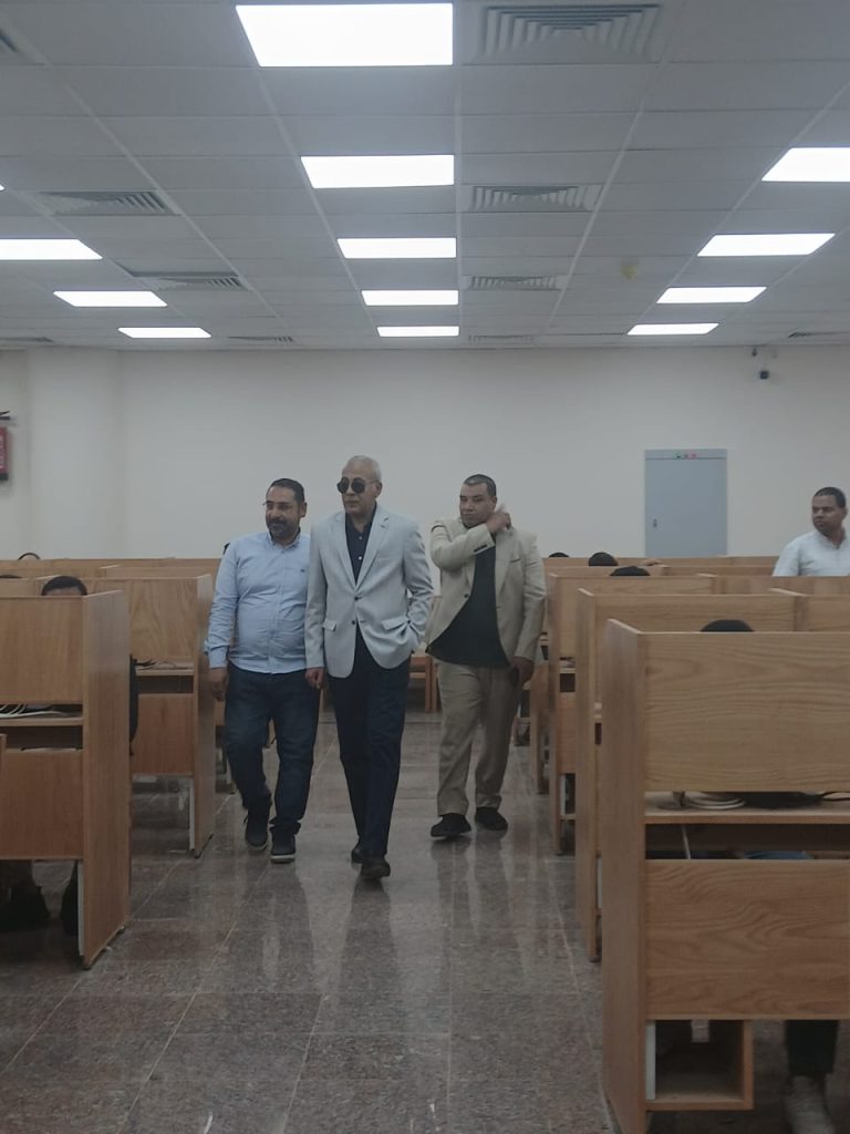 نائب رئيس الجامعة لشئون التعليم والطلاب يتابع سير الامتحانات بطب اسنان