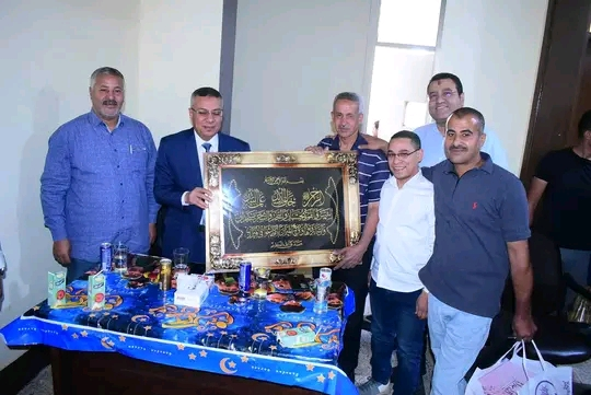 جامعة سوهاج تكرم “عم مصطفي” لبلوغه السن القانونيه