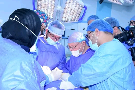 رئيس جامعة سوهاج يواصل إجراء العمليات الجراحية المعقدة بوحدة جراحة اليد و الجراحات الميكروسكوبية