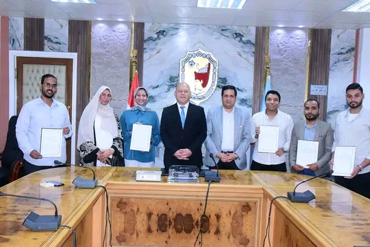 جامعة سوهاج تسلم عقود احتضان ٥ مشروعات ناشئة و دعم مالي 300 ألف جنيه لكل مشروع