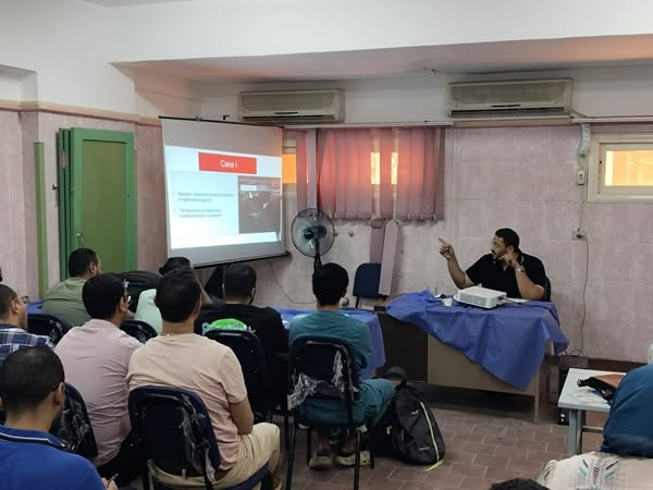 كلية الطب البشري بسوهاجتنظم دورة تدريبية متقدمة في الحالات الحرجة لتأهيل أطباء الباطنة