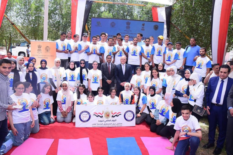 النعماني و كومار يشهدان احتفالية اليوم العالمي لليوجا.. لأول مره بجامعة سوهاج بالتعاون بين سفارة الهند ومركز العلاقات الدوليه