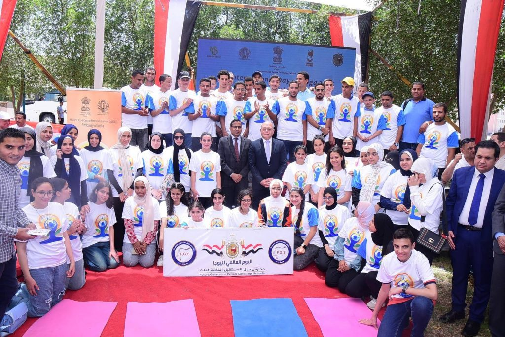 النعماني و كومار يشهدان احتفالية اليوم العالمي لليوجا.. لأول مره بجامعة سوهاج بالتعاون بين سفارة الهند ومركز العلاقات الدوليه