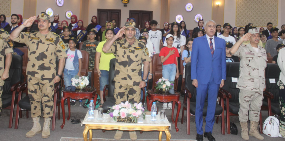 *جامعة سوهاج تواصل تنظيم زيارات ميدانية لطلابها بزيارة لقيادة قوات الصاعقة المصرية*