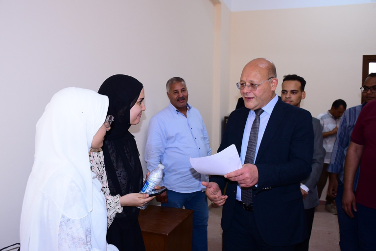 رئيس جامعة سوهاج الأهلية يتفقد أعمال التقديم وسحب الملفات..ويؤكد اقبالاً كثيف من الطلاب من مختلف المحافظات