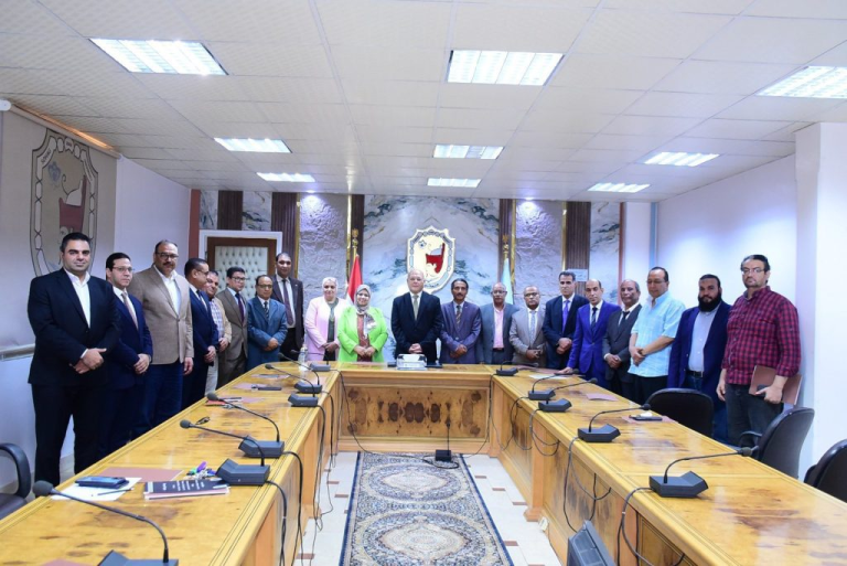 النعماني يكرم المجتازين لبرنامج الترشح لمنصب عميد كلية بمركز تنمية قدرات أعضاء هيئة التدريس بجامعة سوهاج