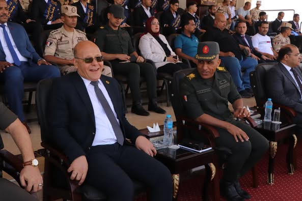 لأول مره علي مستوي الجامعات المصرية.. رئيس جامعة سوهاج يصطحب طلابه فى جوله موسعة داخل كلية الضباط الإحتياط