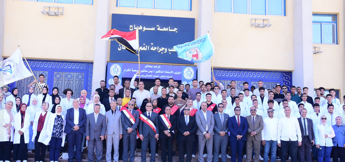 بمشاركة الآلآف من الطلاب..النعماني يفتتح مهرجان الأنشطة الطلابية للعام الجامعي الجديد ويشارك طلابه بالألعاب المختلفة