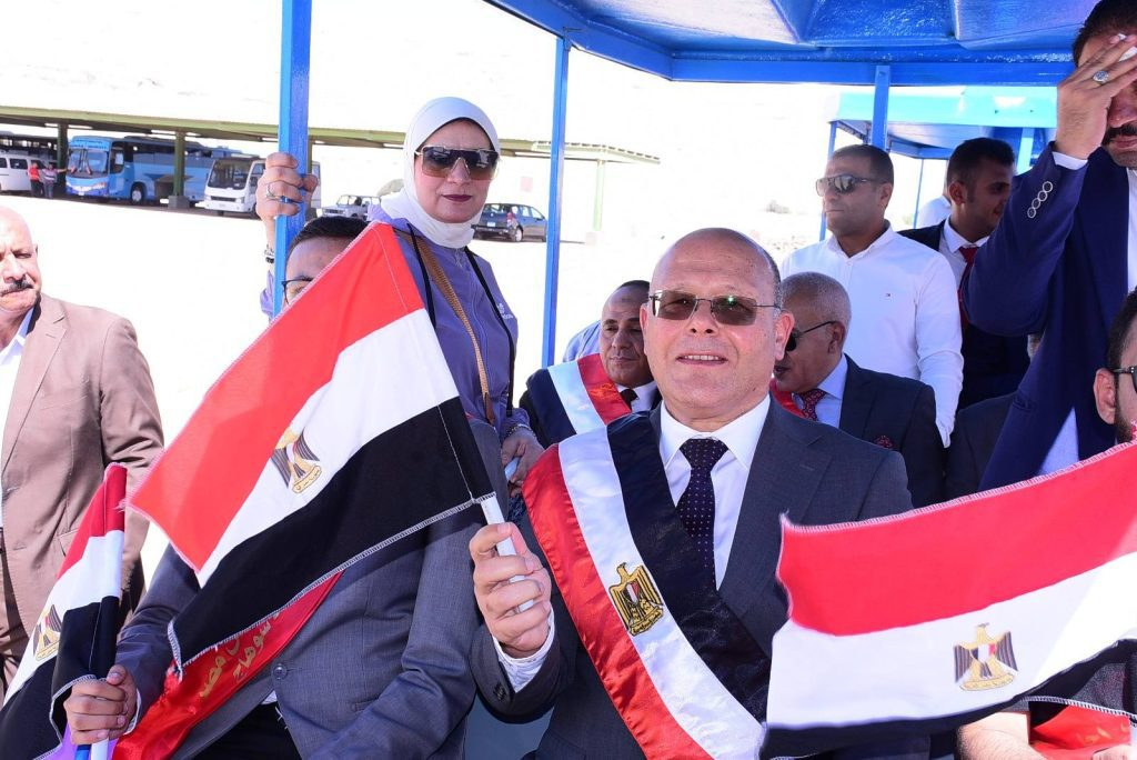 رئيس جامعة سوهاج يتابع انتظام المحاضرات في بداية العام الدراسي الجديد مستقلا الطفطف مع أبنائه الطلاب