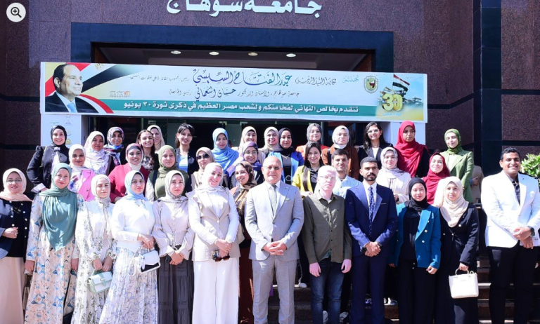 النعماني يحتفل مع المعيدين الجدد و أولياء امورهم ويهنأهم لإنضمامهم للهيكل الأكاديمي لجامعة سوهاج