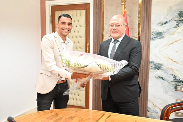 كلمة شكر لا تكفي.. الإداريون بمستشفى سوهاج الجامعي يعبّرون عن امتنانهم لرئيس الجامعة لتنفيذ أحكامهم القضائية