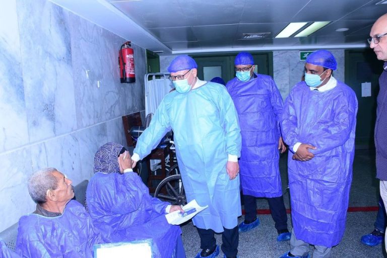 للقضاء على قوائم الانتظار قسم جراحة العيون بمستشفى سوهاج الجامعي ينجح فى إجراء 120 عملية مياه بيضاء فى يوم واحد