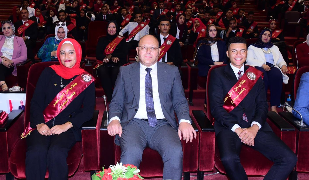 طلاب “من أجل مصر” يبدعون في حفل فني على هامش لقاء رئيس الجامعة