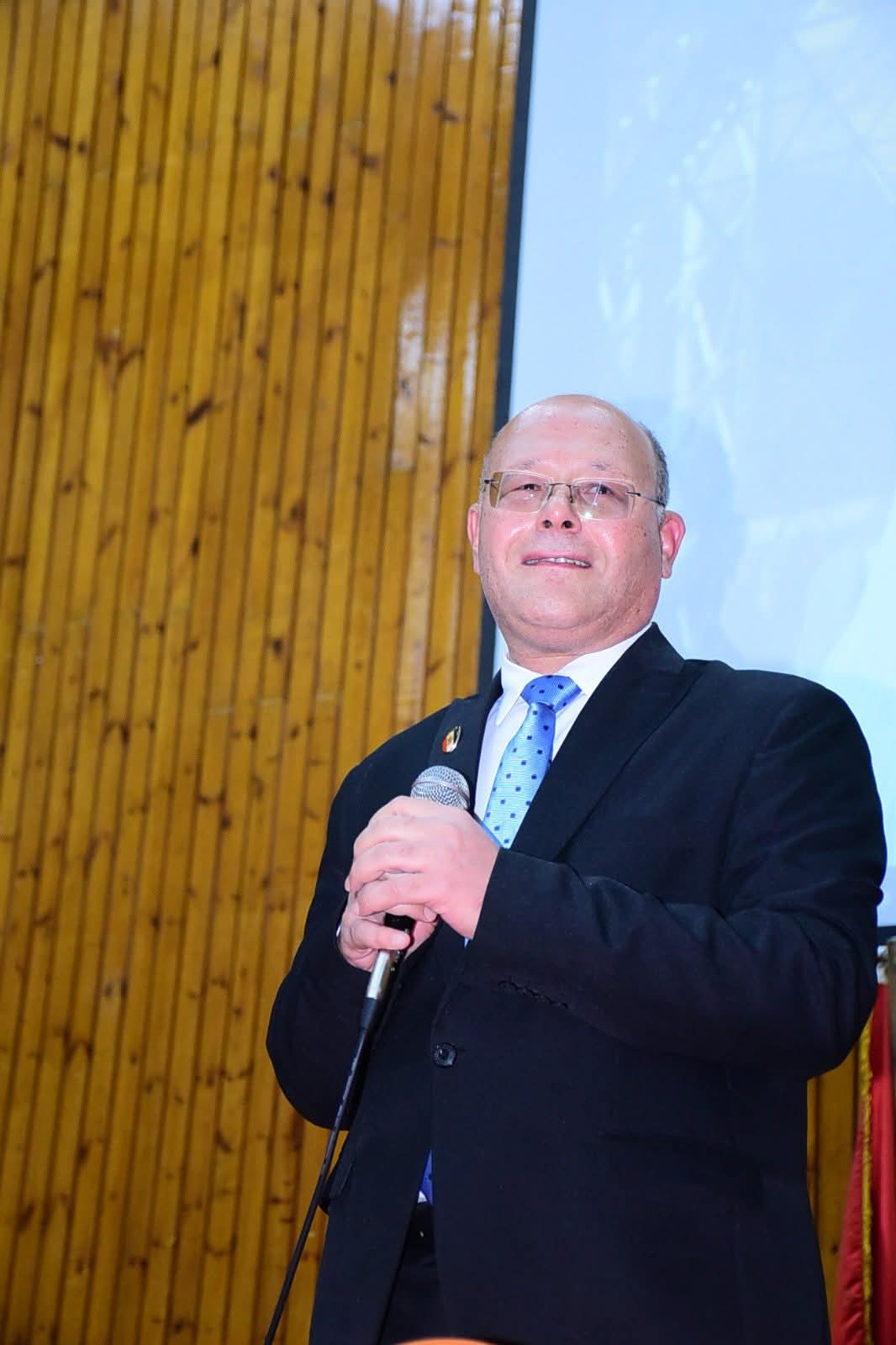 CampuThe building occupies an area of ​​6,000 square meters and consists of a basement, ground floor, and four upper floors. It includes three lecture halls, each with a capacity of 500 students, in addition to eight clinics, classrooms, multipurpose halls, administrative offices, and service facilities.s Area