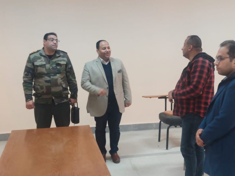 زيارة سيادة اللواء من مكتب التجنيد الي طب الأسنان بجامعة سوهاج