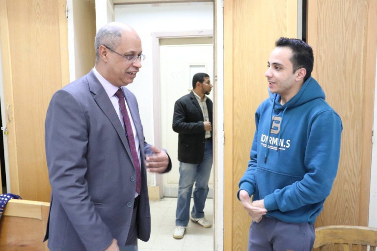 متابعة تطبيق اشتراطات سلامة الغذاء بمدن جامعة سوهاج.. ورضا طلابي عن مستوي الخدمه