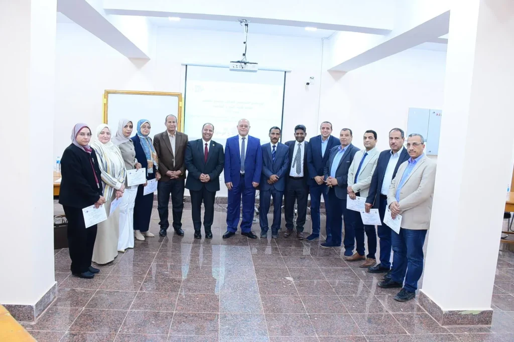 *جامعة سوهاج تواصل بناء القيادات وتكرم المشاركين ببرنامج الترشح لمنصب عميد*