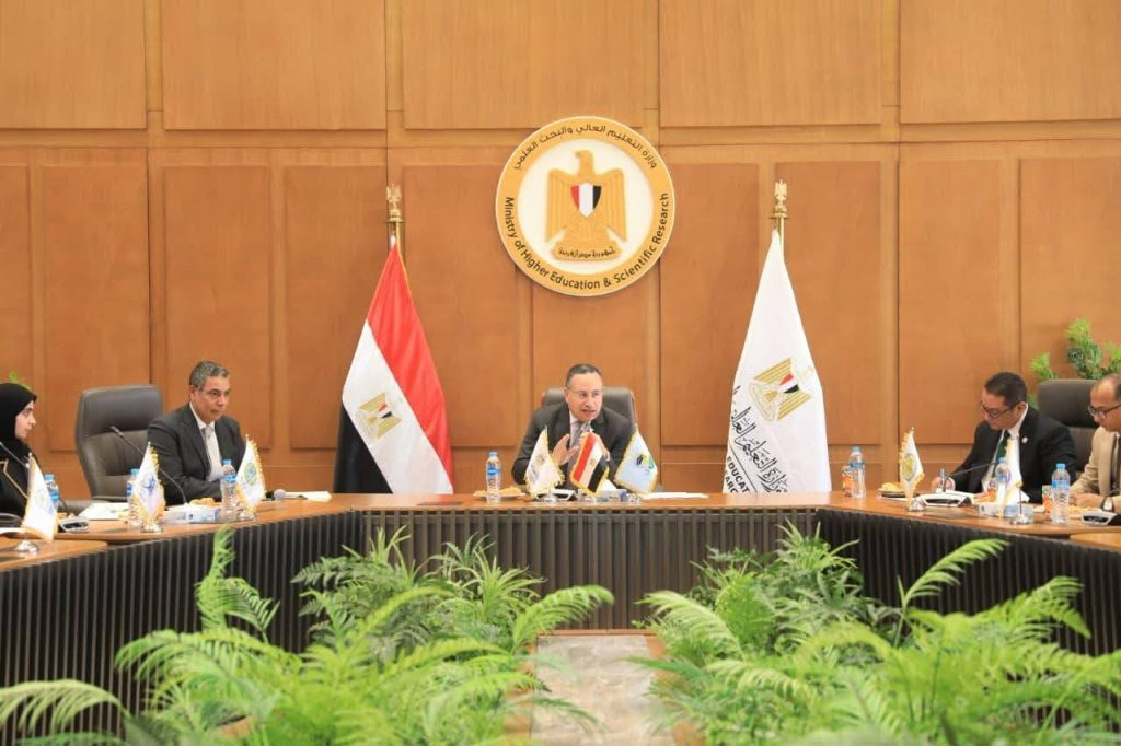 بحضور وزير التعليم العالي طلاب جامعة سوهاج يشاركون في اجتماع موسع لتنفيذ مبادرة “وفرها… تنورها” لترشيد استهلاك الطاقة