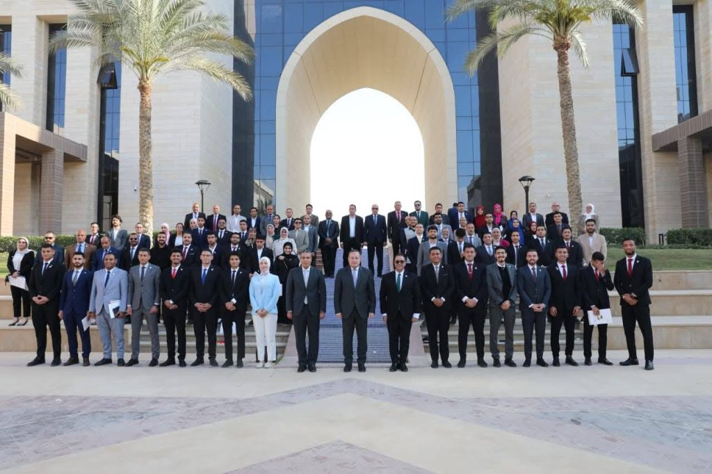 بحضور وزير التعليم العالي طلاب جامعة سوهاج يشاركون في اجتماع موسع لتنفيذ مبادرة “وفرها… تنورها” لترشيد استهلاك الطاقة