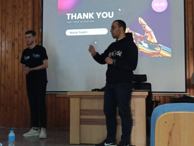 ساعة الكترونية لقياس مستوى السكر بالدم دون الحاجة الى الطرق التقليدية يفوز في مسابقة افضل منتج مقترح لطلاب كلية الهندسه بجامعة سوهاج