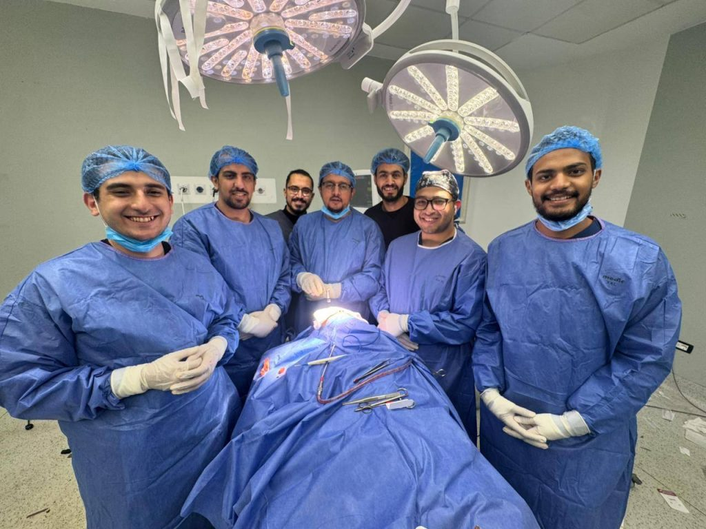 وتتوالي المعجزات الطبية بمستشفيات سوهاج الجامعية .. انقاذ بصر طفل باستخراج جسم غريب بطول 10 سم من محجر العين