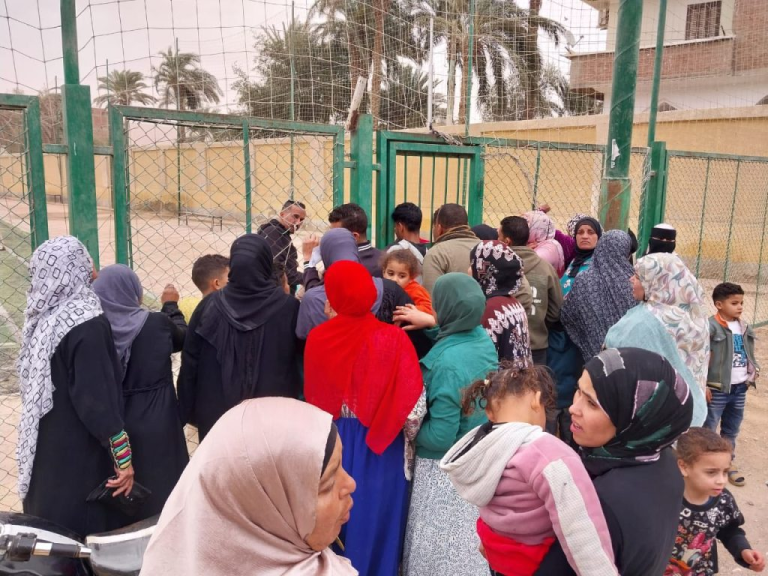 طب بشري سوهاج” تواصل اطلاق قوافلها الطبية التوعوية وتوقع الكشف الطبي علي ٨٥٨ مواطن بقريه الصوامعة شرق