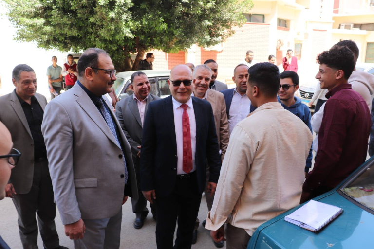في أول يوم عمل عقب اجازة العيد.. رئيس جامعة سوهاج يهنئ الطلاب والعاملين ويتابع سير العملية التعليمية بالمقر القديم